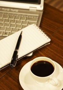 咖啡与笔记本 办公文化中的简约美学
